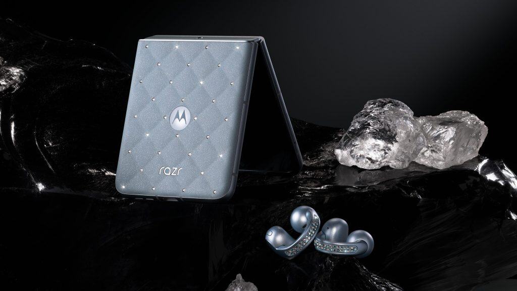 Motorola и Swarovski представят Brilliant Collection – razr 60 и moto buds loop в цвят Ice Melt, инкрустирани с кристали Swarovski®.
