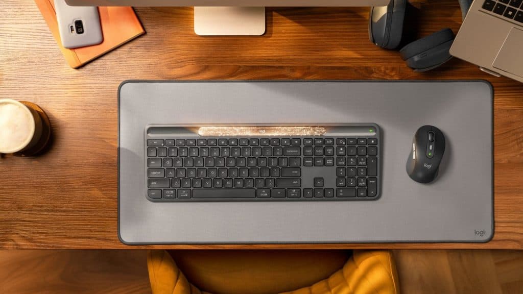 Logitech пусна Signature Slim Solar+ K980 – безжична клавиатура, която работи със светлина и издържа до 4 месеца без зареждане. Устойчив дизайн, бизнес версия и елегантен стил.