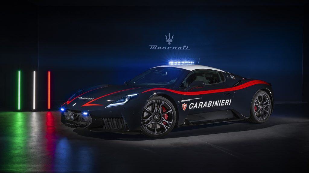 Maserati MCPURA и Alfa Romeo Giulia Quadrifoglio ще подпомагат италианските карабинери в транспортиране на органи и кръв. Съюз между скорост, дизайн и мисия – италианска инженерна мощ в служба на човешкия живот.