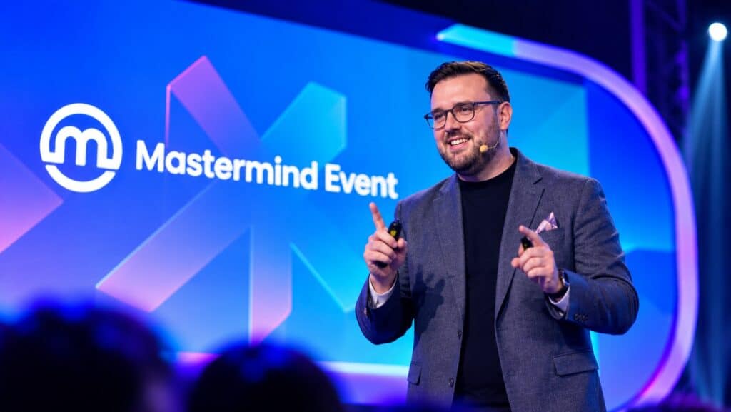 Дан Дебнам показа на Mastermind Event 2026 как AI агентите могат да автоматизират задачи, да подпомагат лидерите и да освобождават време за човешките отношения.